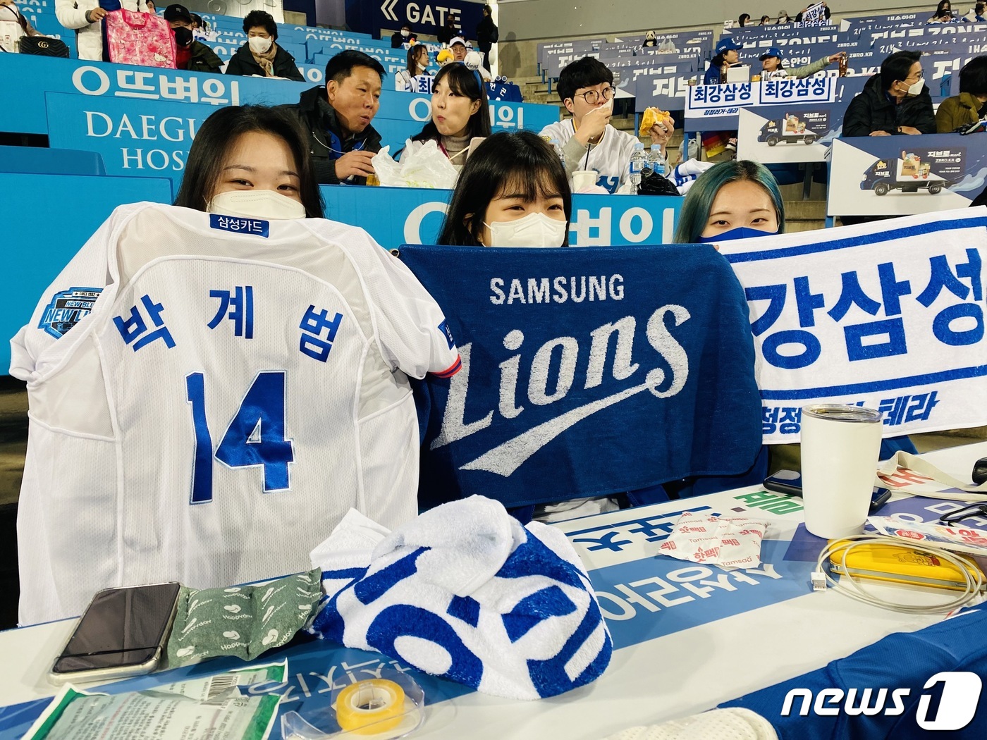 삼성을 응원하기 위해 라이온즈파크를 찾은 박수영(왼쪽부터), 김희선, 이효림씨.ⓒ 뉴스1