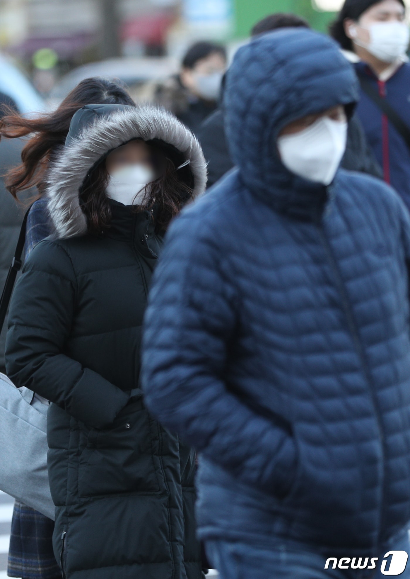 매서운 칼바람에 시민들이 두꺼운 옷을 입고 출근하고 있는 모습.&#40;뉴스1DB&#41;/뉴스1