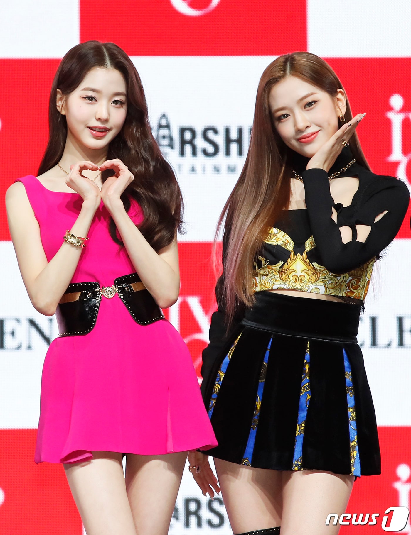 그룹 아이브(IVE) 장원영, 안유진(오른쪽)이 1일 오후 서울 광진구 예스24 라이브홀에서 열린 첫 번째 싱글앨범 '일레븐(ELEVEN)' 데뷔 쇼케이스에 참석해 포즈를 취하고 있다. 2021.12.1/뉴스1 ⓒ News1 권현진 기자