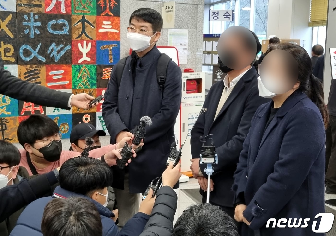 충북 청주 오창 여중생 성범죄 피해자 유가족이 10일 청주지법에서 선고 공판을 마친 뒤 취재진 질문에 답하고 있다.이날 재판부는 두 여중생에게 성범죄를 저지른 피고인에게 징역 20년을 선고했다. 2021.12.10/뉴스1 ⓒ News1 김용빈 기자