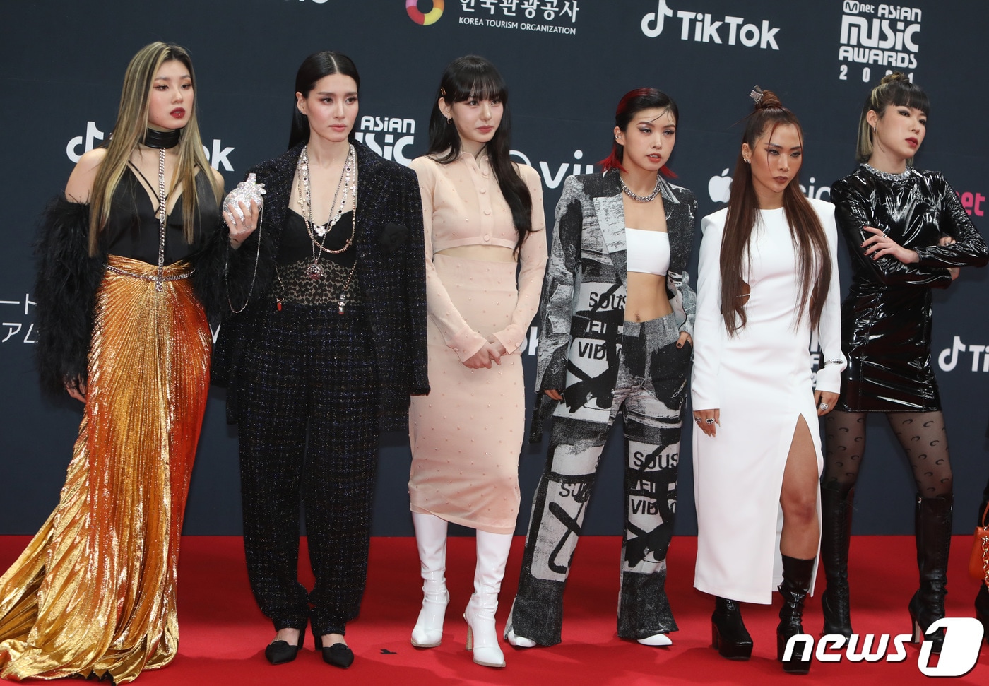 '스트릿우먼파이터' 리정(왼쪽부터), 모니카, 노제, 아이키, 허니제이, 효진초이가 11일 오후 경기도 파주시 CJENM스튜디오센터에서 열린 2021 엠넷 아시안 뮤직 어워즈(MAMA) 레드카펫 행사에 참석해 포즈를 취하고 있다. 2021.12.11/뉴스1 ⓒ News1 권현진 기자