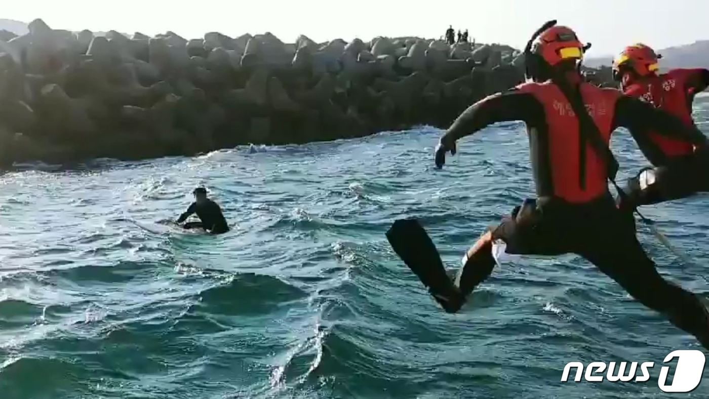 12일 낮 2시29분쯤 강원 동해시 대진해변 앞 해상에서 서핑을 하다 너울성 파도에 떠밀린 30대 남성 A씨가 해경에 의해 구조되고 있다. (동해해양경찰서 제공) 2021.12.12/뉴스1