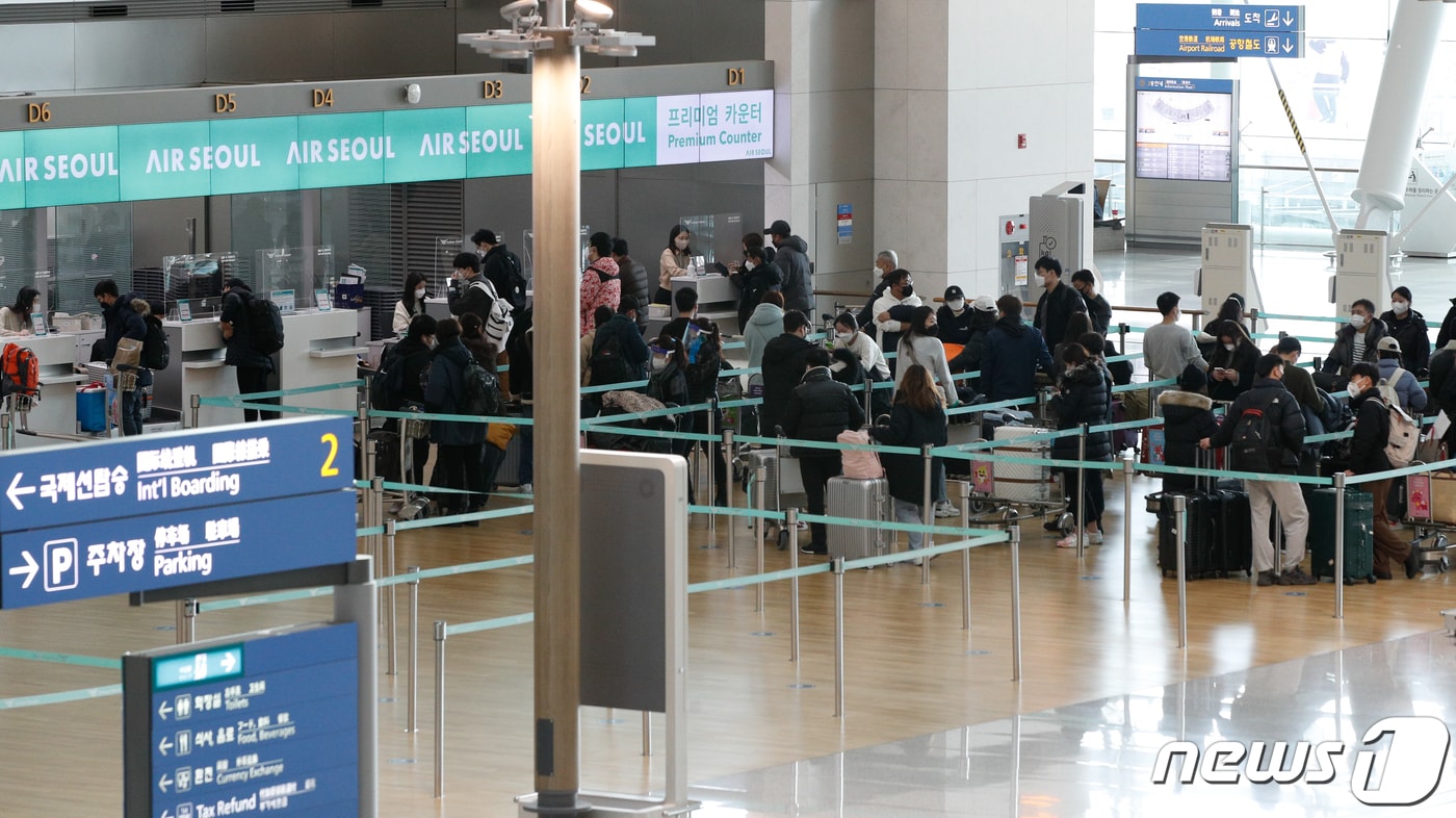 인천국제공항 1터미널에서 여행객들이 체크인 카운터에 줄 서 있다ⓒ News1