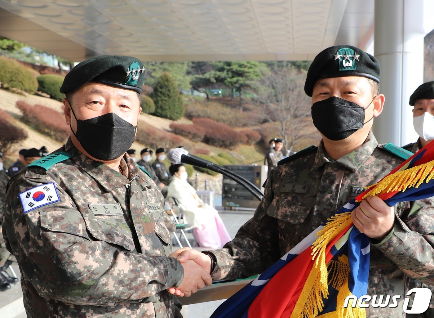 16일 육군 제1군단장 이취임식에서 이두희 신임 1군단장(오른쪽)이 안준석 지상작전사령관(왼쪽)으로부터 부대기를 전달받고 있다.(육군1군단 제공) ⓒ 뉴스1