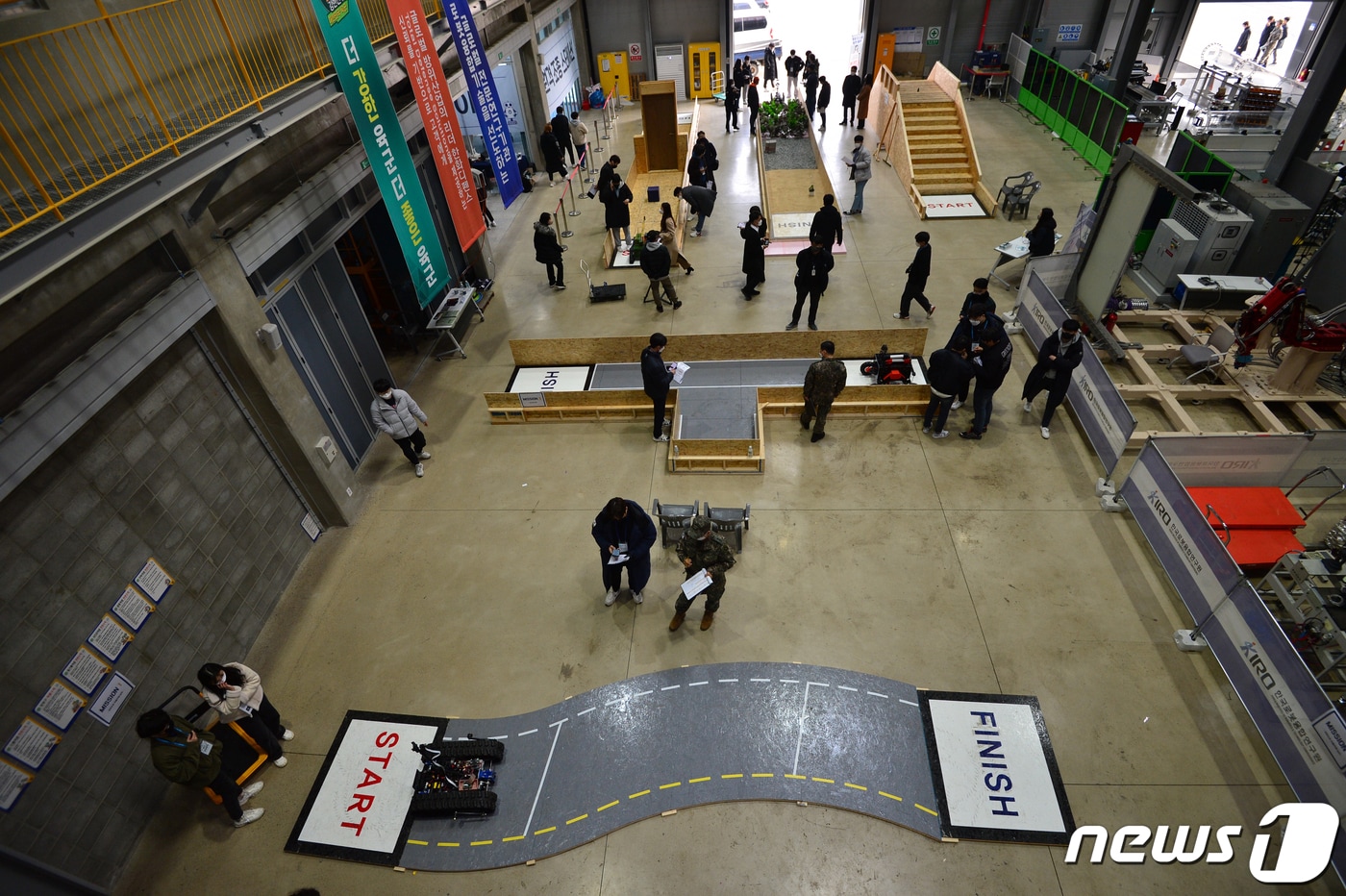 16일 경북 포항시 북구 흥해읍 KIRO안전로봇실증센터에서 열린 2021국방로봇경진대회에 출전한 로봇이 수류탄 제거 과제를 수행하고 있다. 이날 대회에는 포장도로 자율주행, 외부환경 극복 및 장애물 회피, 등반 및 임무장비 운반, 임무장비 장애물 극복, 기지복귀 등 총 5개 종목에서 평가받는다.2021.12.16/뉴스1 ⓒ News1 최창호 기자