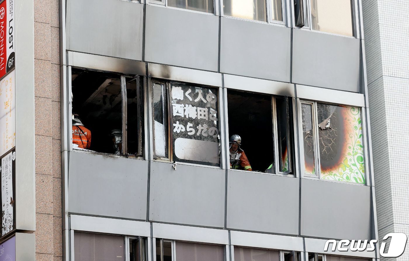 일본 오사카에 위치한 8층 규모 빌딩에 화재가 발생했다. ⓒ AFP=뉴스1 ⓒ News1 정윤영 기자