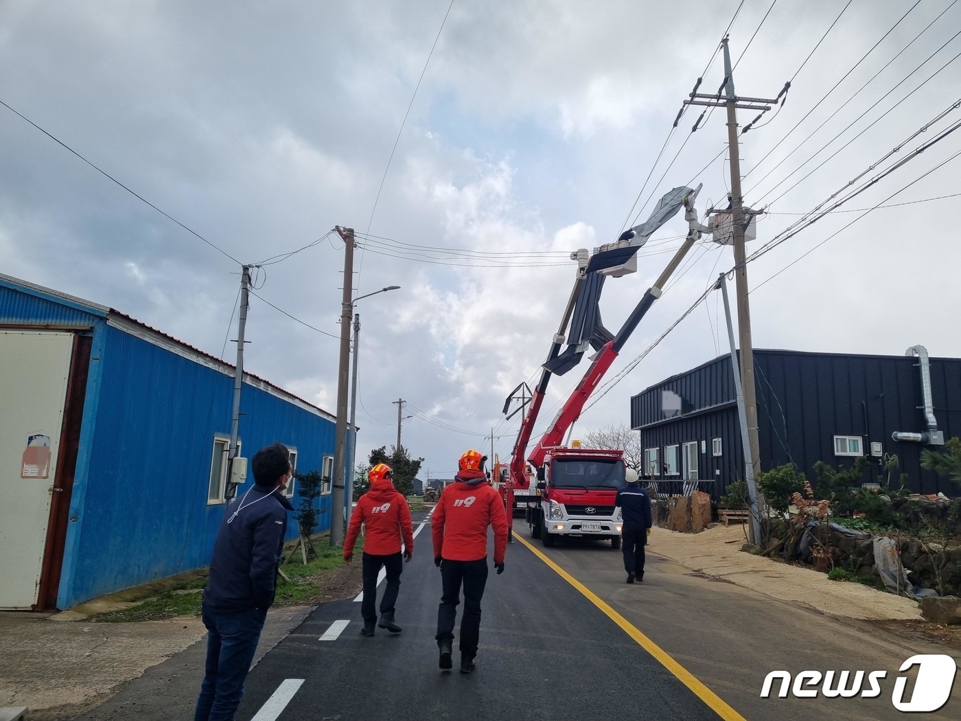 제주 전역에 강풍주의보가 발효된 17일 오후 서귀포시 대정읍에서 소방대원들이 전신주 안전조치를 하고 있다.(제주서부소방서 제공)(자료사진, 기사내용과 관련 없음) /뉴스1