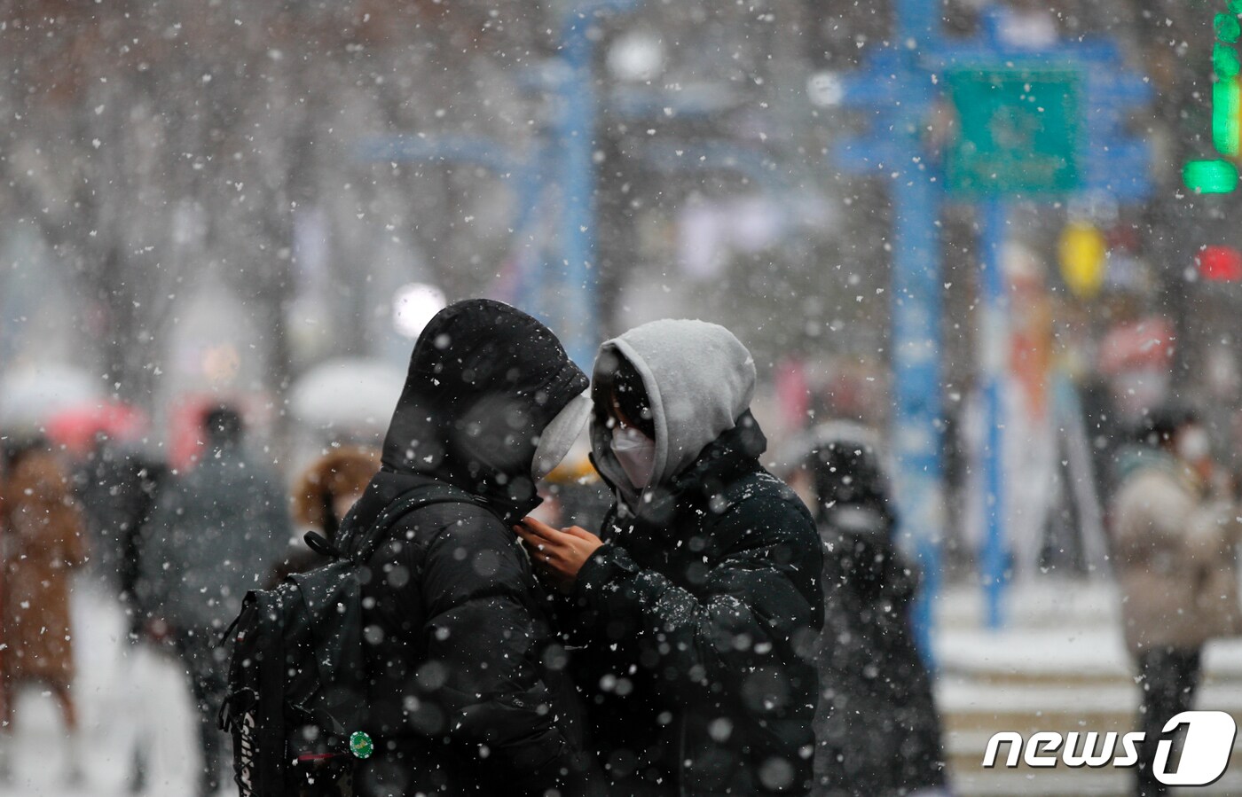올겨울 첫 대설주의보가 내린 18일 오후 서울 마포구 홍대 인근에서 시민들이 눈을 맞고 있다. 2021.12.18/뉴스1 ⓒ News1 안은나 기자