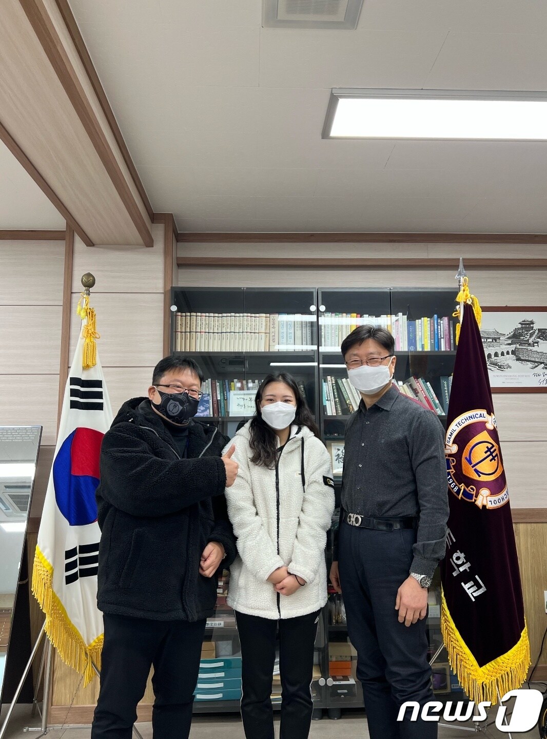 2차 경찰 공무원 시험에 합격한 이성은 학생(가운데)과 김동수 교장(오른쪽), 백찬수 부장교사가 기념촬영을 하고 있다.(삼일공고 제공)ⓒ 뉴스1