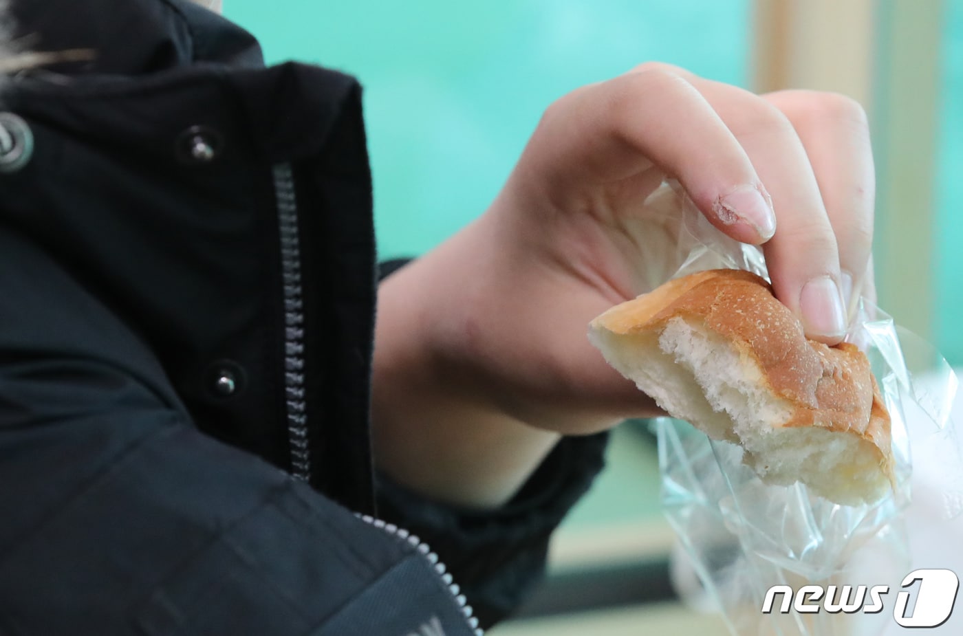 학교급식 파업으로 빵을 먹고있는 초등학생&#40;자료사진&#41; ⓒ News1 김기태 기자