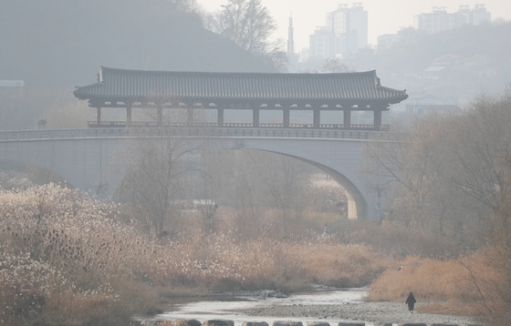 전북 전주지역의 미세먼지와 초미세먼지 농도가 '나쁨' 수준을 보인 전북 전주시 오목교에서 바라본 남천교 뒤로 도심이 뿌옇게 보인다. 2021.12.21/뉴스1 ⓒ News1 유경석 기자