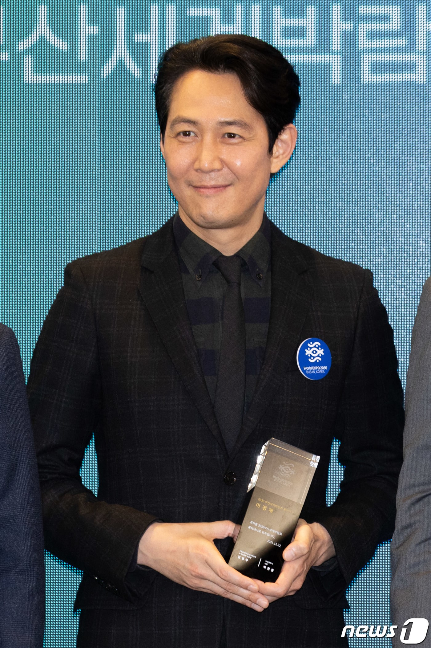 배우 이정재가 22일 오전 서울 중구 롯데호텔에서 열린 2030 부산 세계박람회 홍보대사 위촉식에서 기념촬영을 하고 있다. 2021.12.22/뉴스1 ⓒ News1 