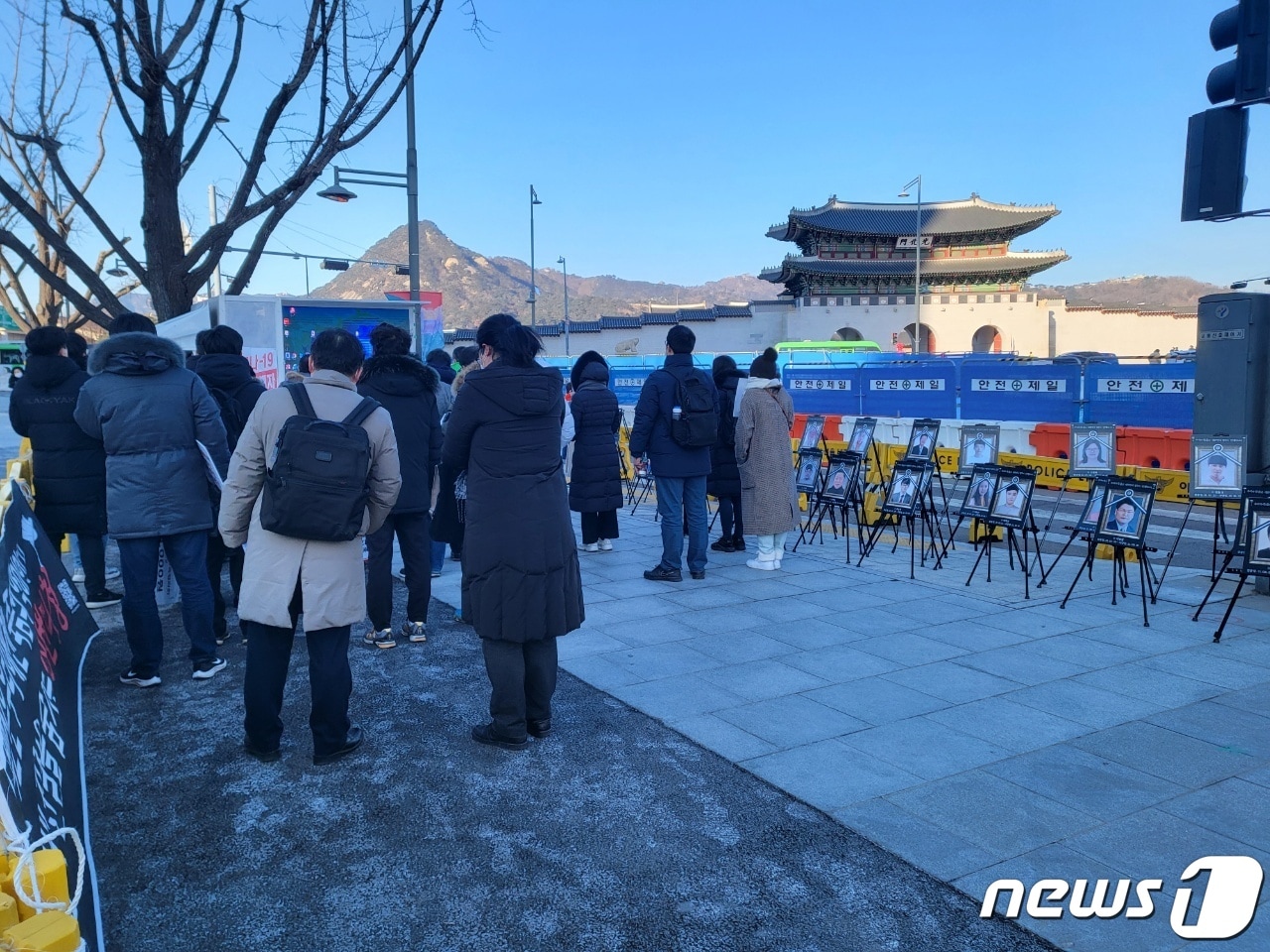 '코로나19 백신 피해자 가족협의회(코백회)'가 성탄절인 25일 서울 종로구 정부서울청사 앞에서 집회를 하고 있다. ⓒ 뉴스1