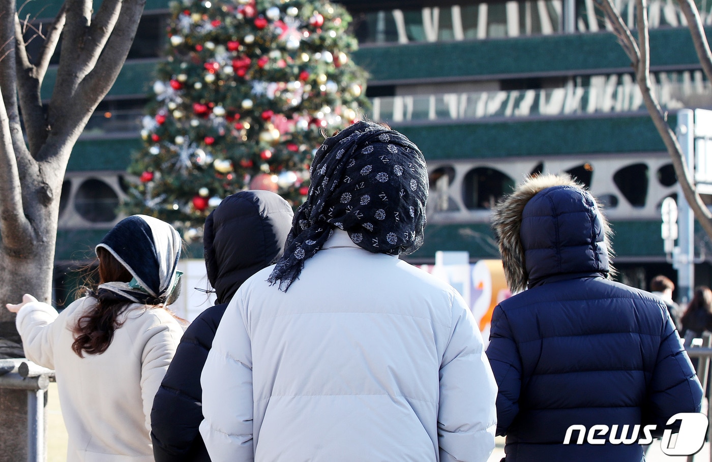 서울 중구 시청역 인근에서 시민들이 잔뜩 움츠린채 발걸음을 옮기고 있다. 2021.12.25/뉴스1 ⓒ News1 박지혜 기자