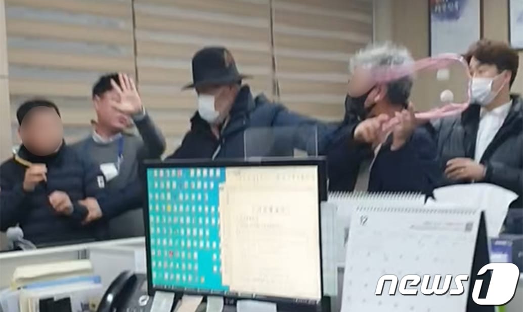 전국공무원노동조합 대경본부 경주시지부는 지난 24일 60대 민원인이 공무원을 폭행한 사건과 관련 성명서를 내고 경찰에 엄중 수사를 촉구했다. 사진은 24일 오후 60대 민원인이 공무원에게 위협을 가하는 모습.(독자제공)2021.12.27/ⓒ 뉴스1