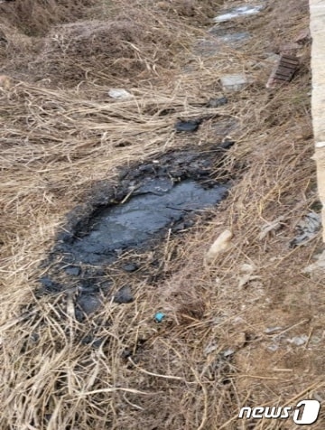 27일 오후 3시22분쯤 충북 청주시 흥덕구 오송읍 한 농로 옆 수로에서 A씨(33)가 숨진 채 발견됐다. 사진은 발견 장소 모습.2021.12.27/ⓒ 뉴스1