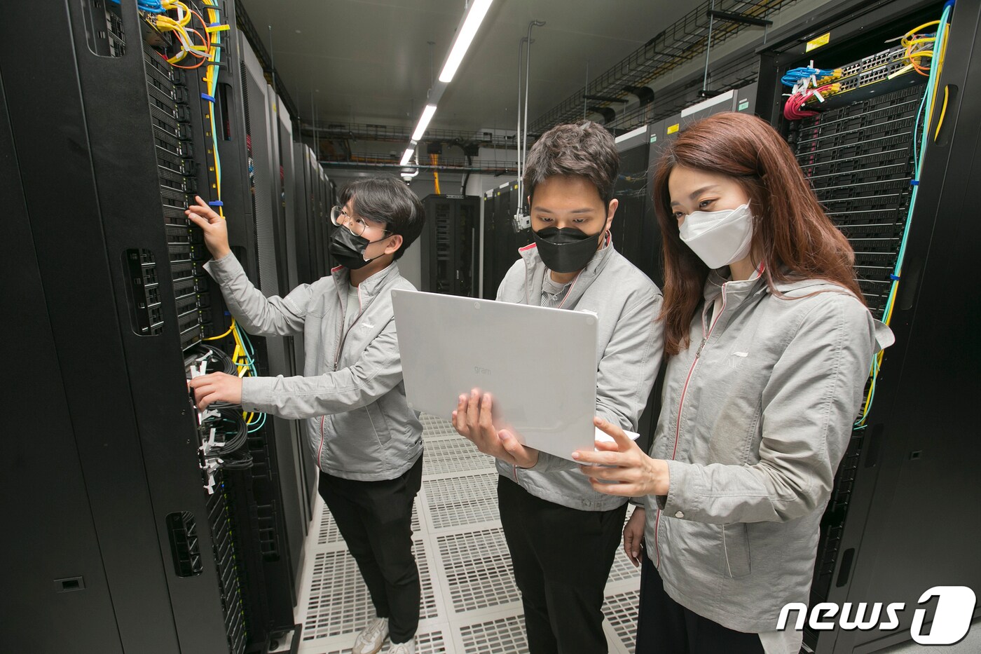 앞서 KT는 지난 10일 AI 인프라 솔루션 스타트업 '모레'와 협력해 만든 '하이퍼스케일 인공지능(AI) 컴퓨팅'(HAC) 서비스를 시장에 선보였다. 사진은 KT 직원들이 KT 클라우드 데이터센터에서 시스템을 점검하고 있는 모습 (KT 제공) ⓒ 뉴스1