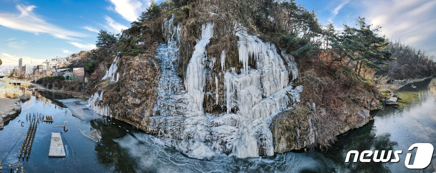 올겨울 최강 한파로 25m 높이의 자연미 넘치는 빙벽으로 변신한 서대문구 홍제천 인공폭포가 영하의 기온이 이어진 28일 오전 시민들에게 아름다운 볼거리를 선사하고 있다.(서대문구제공)ⓒ 뉴스1
