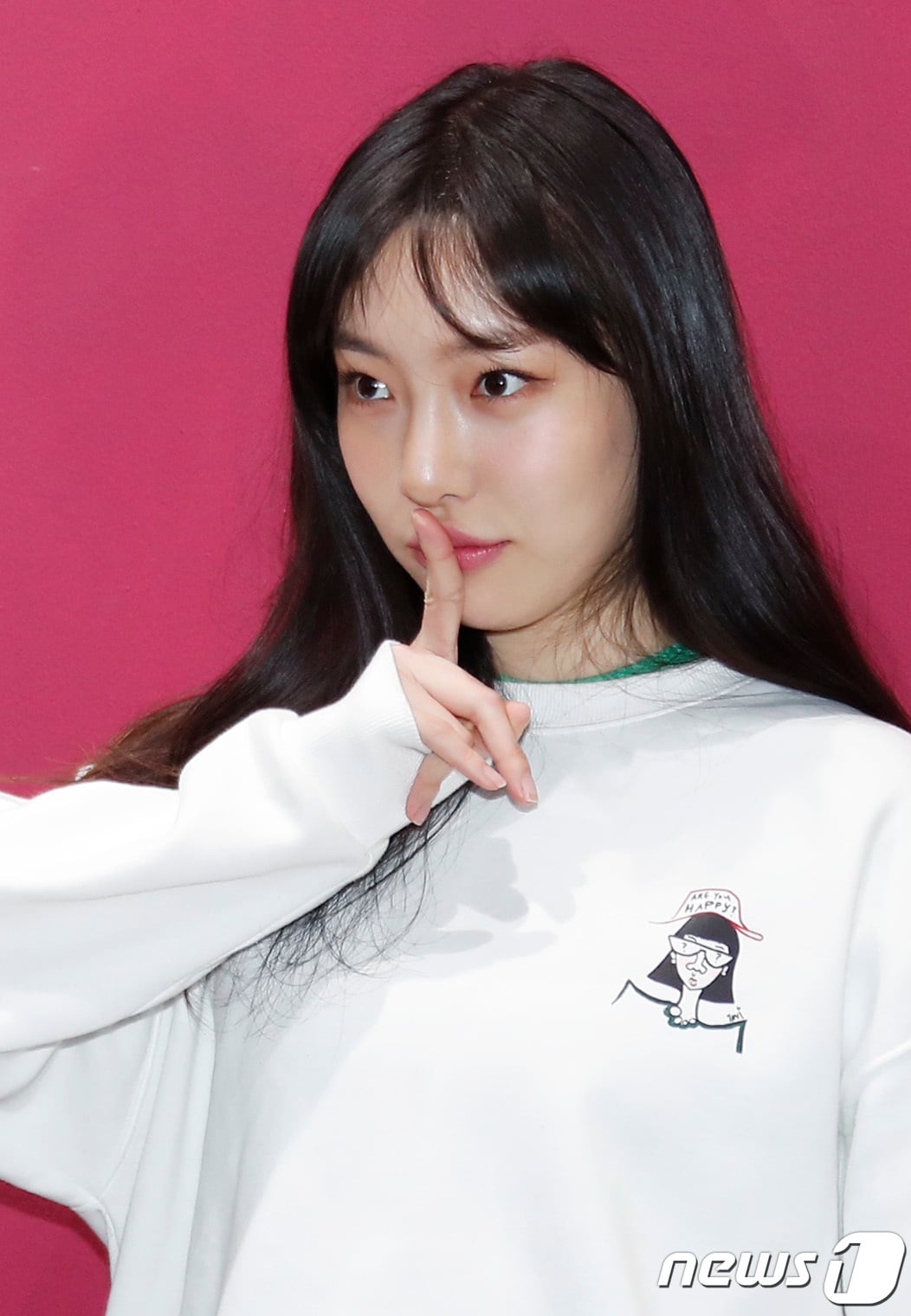 '황신혜 딸' 모델 이진이가 28일 오후 서울 강남구 피카프로젝트 청담본점에서 열린 첫 개인전 '이진이 초대전: 당신은 행복한가요' 기자간담회에 참석해 포즈를 취하고 있다. 2021.12.28/뉴스1 ⓒ News1 권현진 기자