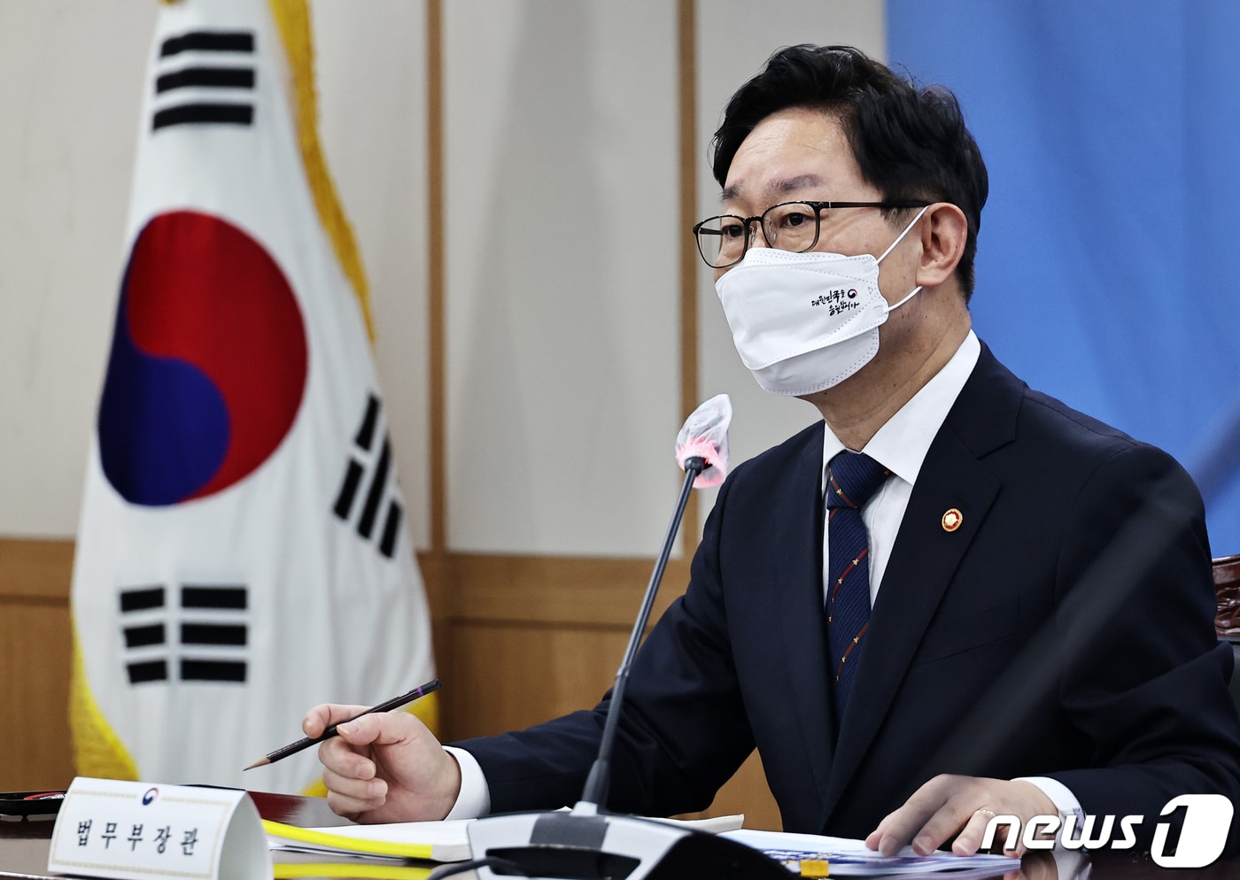 박범계 법무부장관이 29일 오전 정부과천청사 법무부 대회의실에서 열린 출입기자간담회에서 질문에 답하고 있다. 2021.12.29/뉴스1 ⓒ News1 이재명 기자