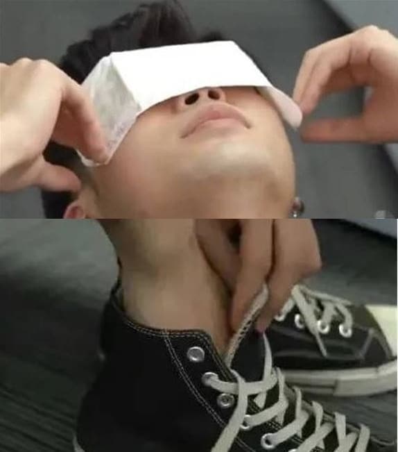 중국 유명 여성용품제조업체에서 송출한 광고. 남성 모델이 여성용품 생리대를 안대와 깔창으로 사용하고 있다. (바이두 갈무리) ⓒ 뉴스1