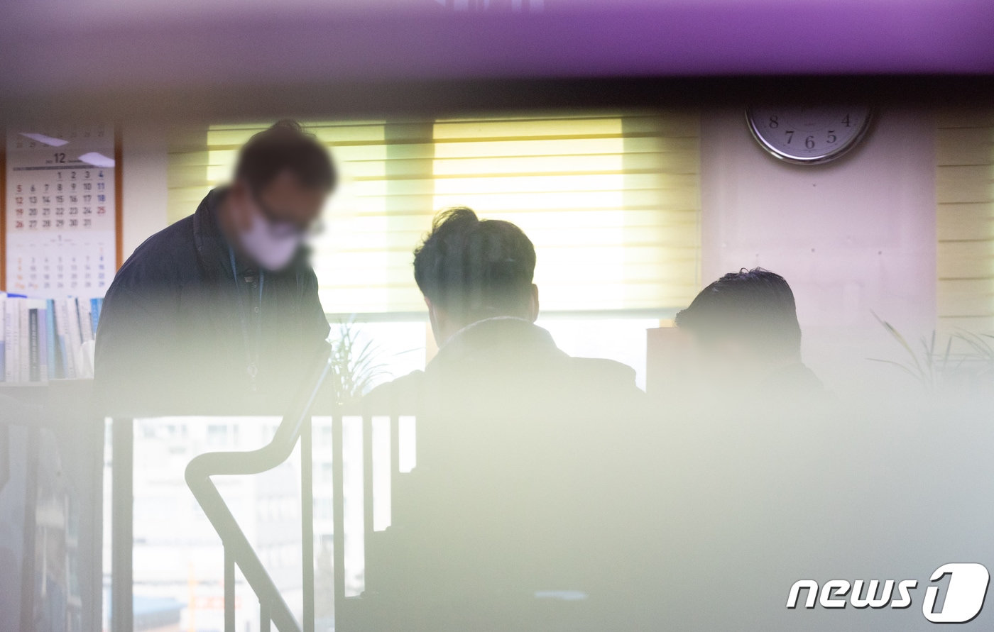 사진은 2021년 12월 30일 경기도 양평군청에서 경기남부경찰청 수사관들이 압수수색을 진행하고 있다. 2021.12.30/뉴스1 ⓒ News1 이재명 기자