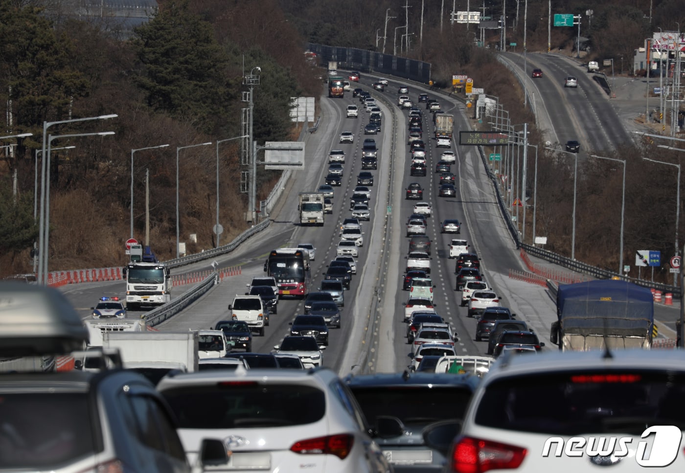 31일 오후 강원 원주시 영동고속도로 강릉방향이 해돋이를 보러 가는 차량들로 붐비고 있다. 2021.12.31/뉴스1 ⓒ News1 신웅수 기자