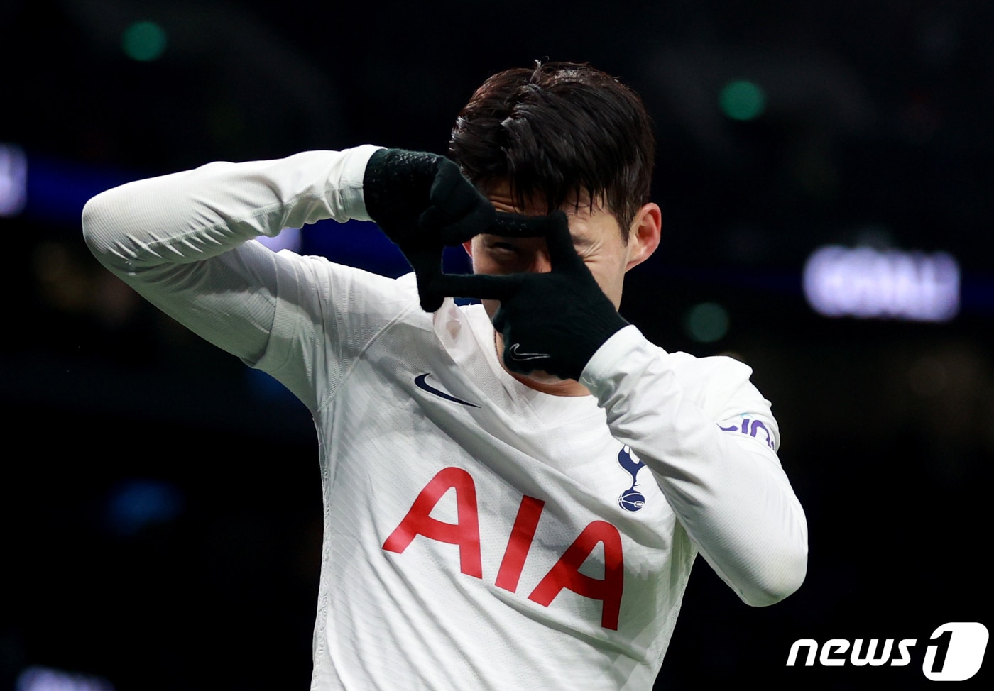 토트넘의 손흥민이 5일 (현지시간) 영국 런던 토트넘 홋스퍼 스타디움에서 열린 프리미어리그(EPL) 노리치 시티와 경기서 2경기 연속 골인 리그 6호 골을 넣은 뒤 세리머니를 하고 있다. ⓒ 로이터=뉴스1 