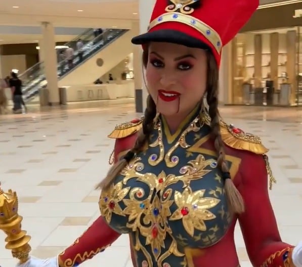 콜롬비아 출신 모델 프란시아 제임스(31)가 호두까기 인형으로 보디페인팅한 모습. (인스타그램 갈무리) ⓒ 뉴스1