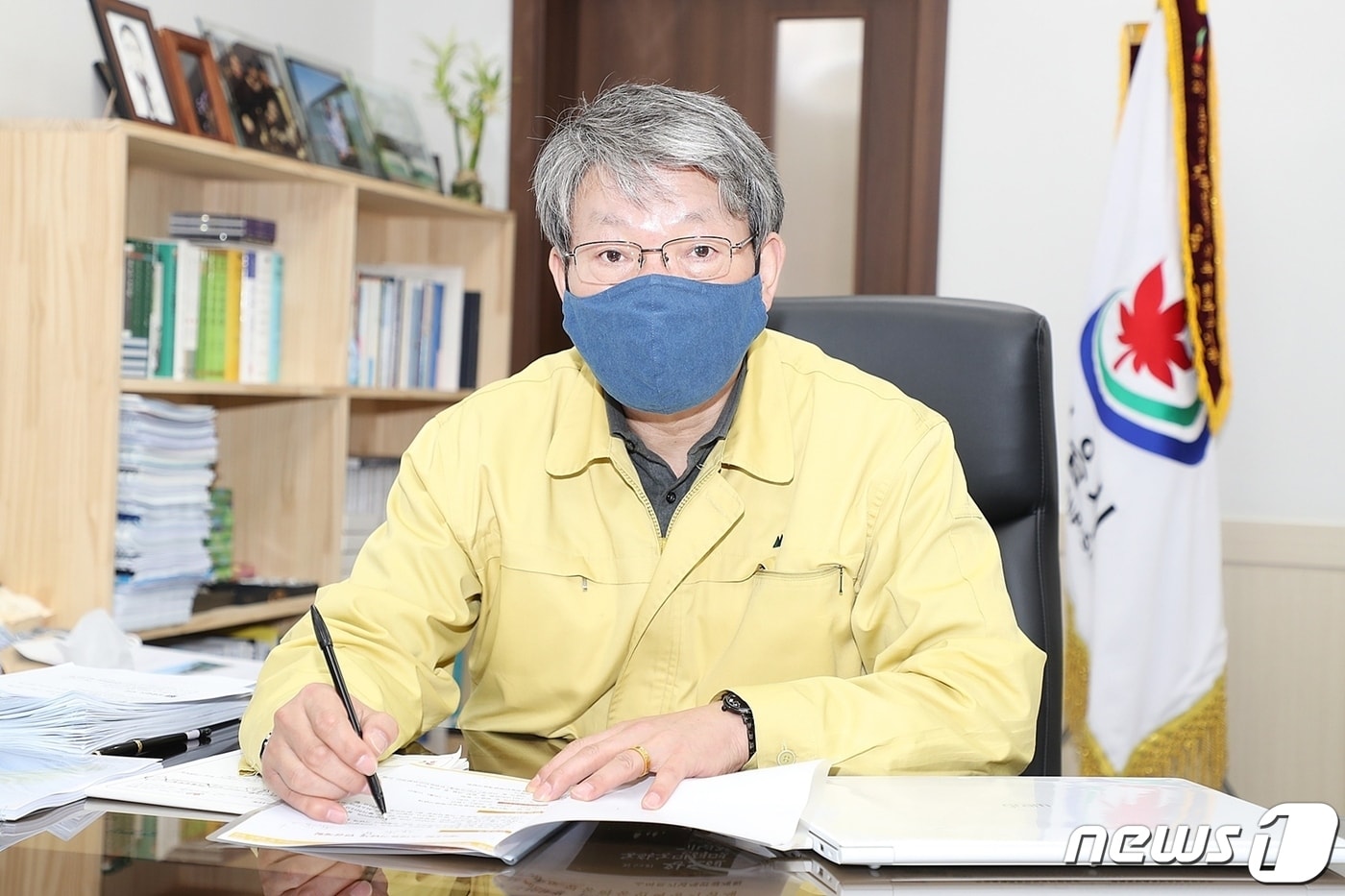 유진섭 전북 정읍시장이 24일 영상 간부회의를 열고 “설 연휴 기간 시민들이 안전하고 풍요로운 명절을 보낼 수 있도록 코로나19 방역과 민생안정을 위해 총력을 기울여 달라”고 지시했다.   ⓒ 뉴스1