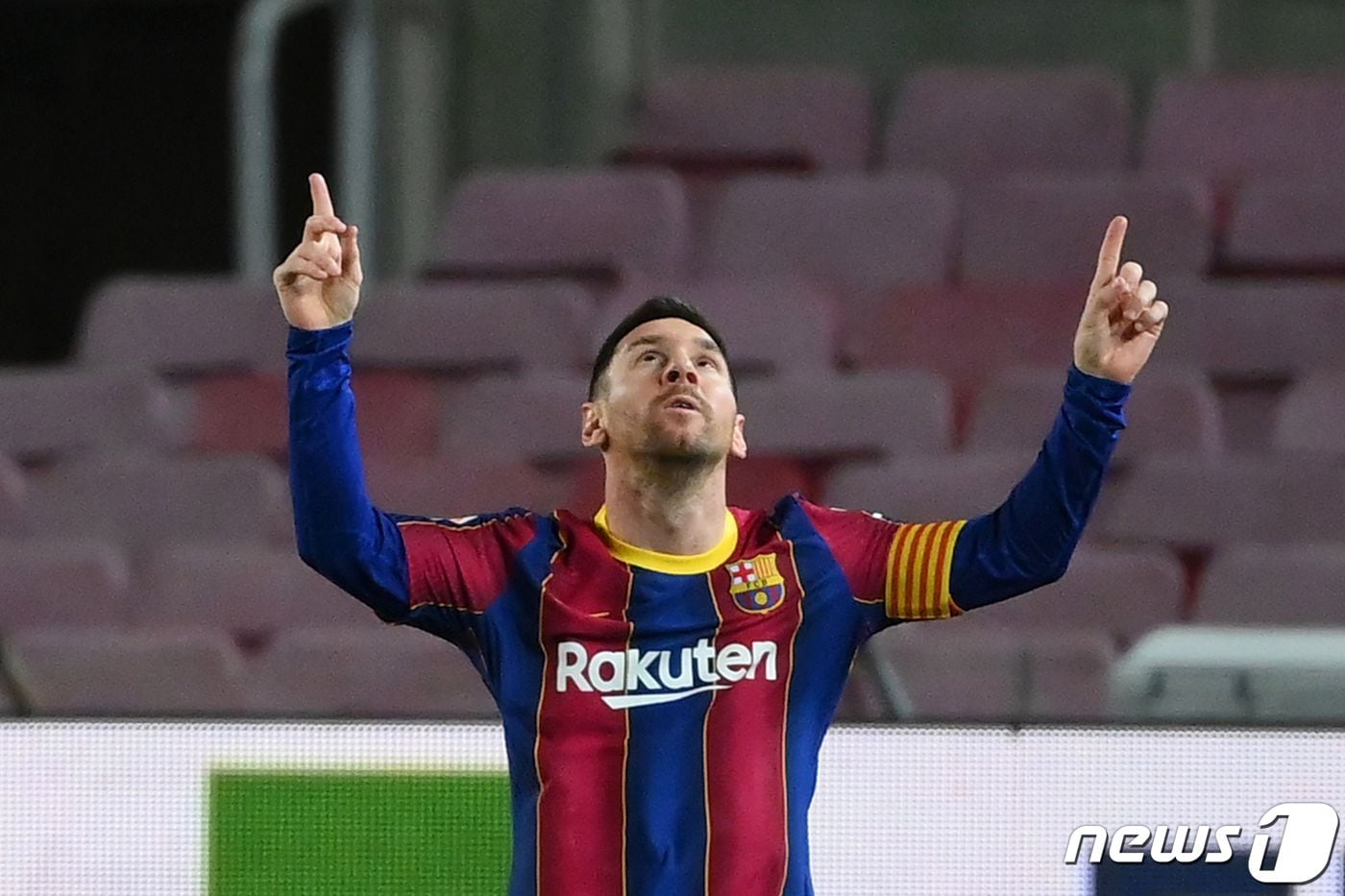 바르셀로나의 리오넬 메시가 1일(한국시간) 스페인 바르셀로나의 캄프 누에서 열린 아틀레틱 빌바오와의 2020-21 스페인 프리메라리가 21라운드에서 득점 후 세리머니를 하고 있다. ⓒ AFP=뉴스1