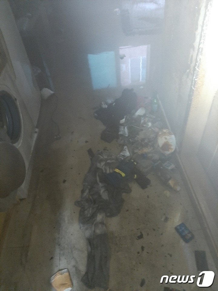 천안 다세대주택에서 방화로 의심되는 화재가 발생해 3명이 화상을 입고 병원으로 이송됐다. 사진은 현장사진(천안서북소방서 제공)ⓒ 뉴스1