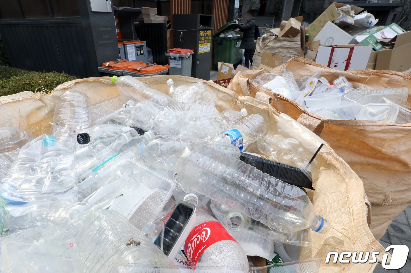 서울의 한 아파트 단지에 설 선물 포장재 등 재활용 쓰레기가 산더미처럼 쌓여 있다. 2021.2.14 ⓒ 뉴스1 이동해 기자