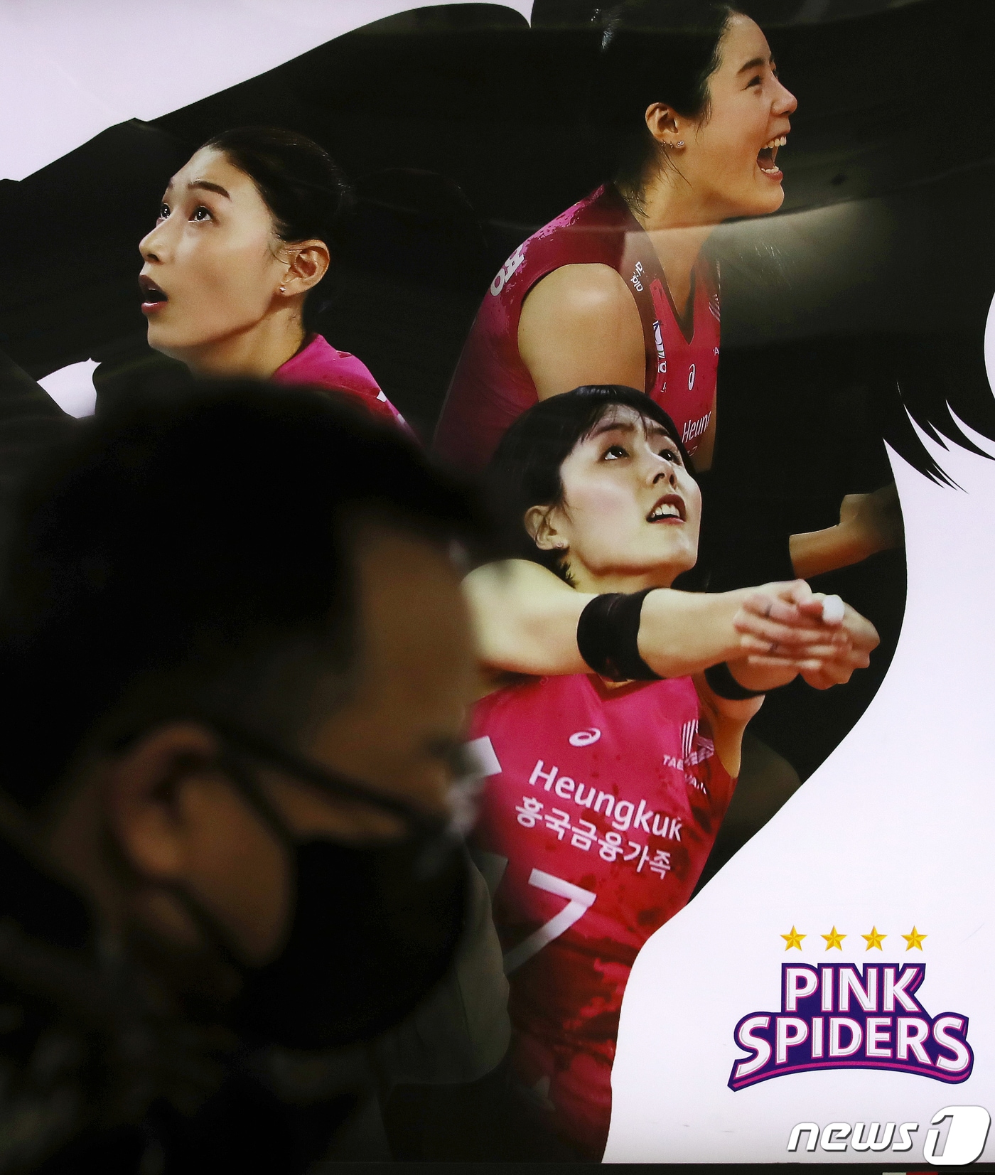 학교 폭력을 인정한 여자프로배구 이재영·이다영 쌍둥이 자매에게 무기한 출전정지 징계가 내려졌다. 흥국생명은 오늘 "사안이 엄중한 만큼 해당 선수들에 대해 무기한 출전 정기를 결정하였다"고 발표했다. . 2021.2.15/뉴스1 ⓒ News1 김진환 기자