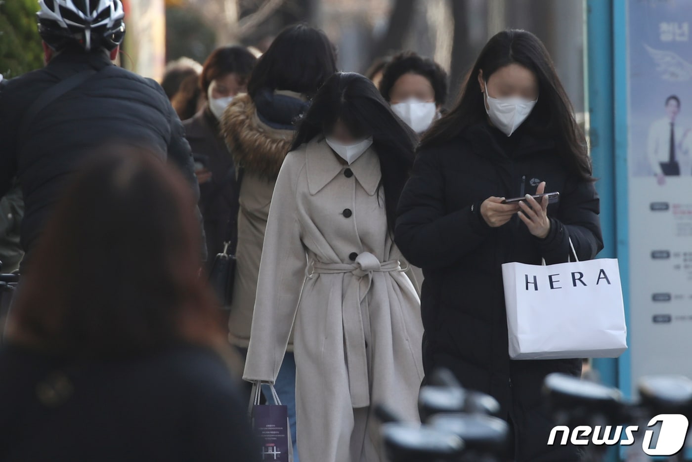 울산지역에 한파주의보가 발효된 16일 오전 울산시 남구 삼산동에서 시민들이 몸을 웅크린 채 출근길을 재촉하고 있다. 2021.2.16 /뉴스1 ⓒ News1 윤일지 기자