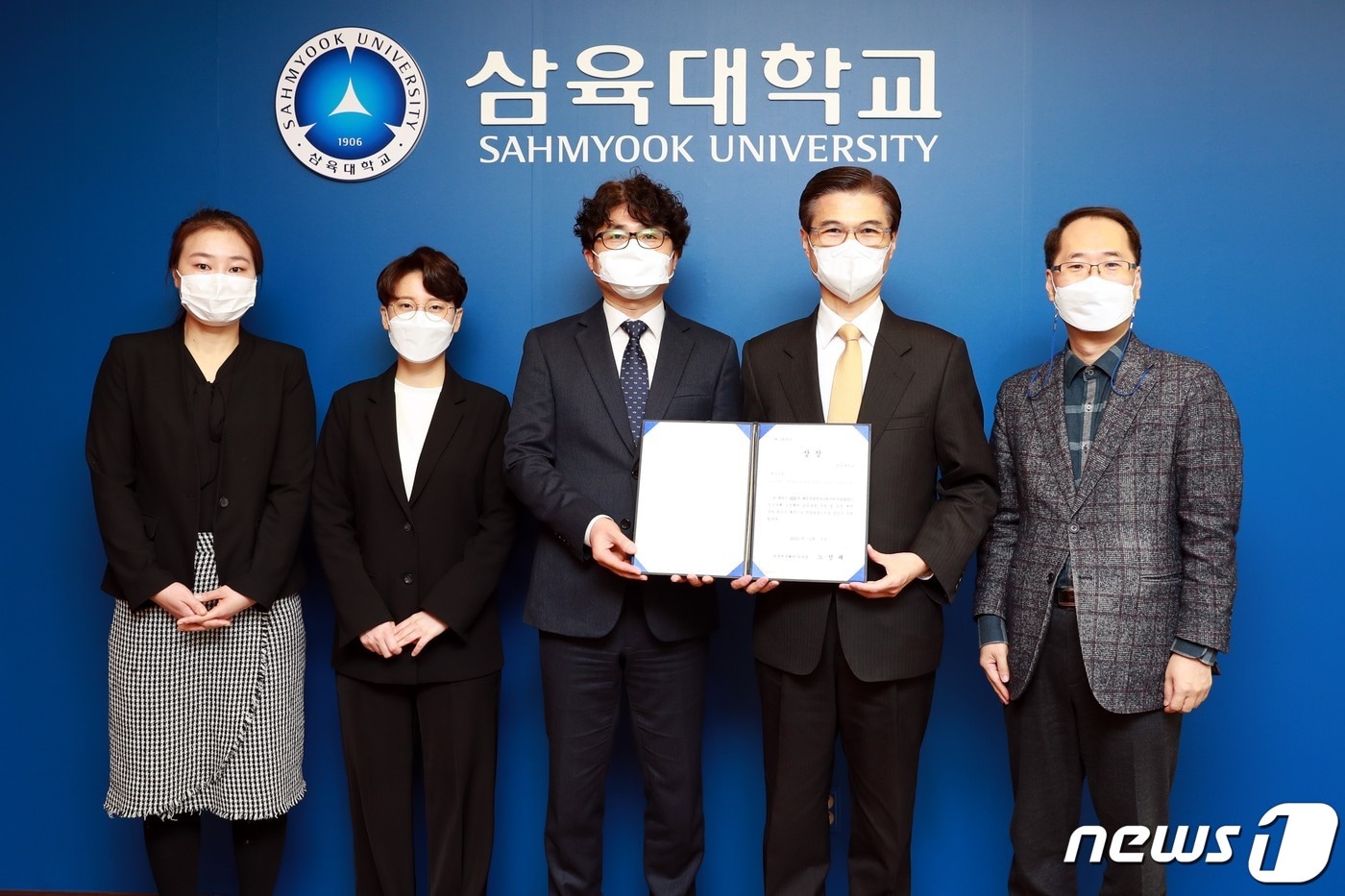 오른쪽부터 강태진 삼육대 ACE+사업단장 겸 대학혁신지원사업단장, 김일목 총장, 김재현 사업단 팀장.(삼육대 제공)/뉴스1