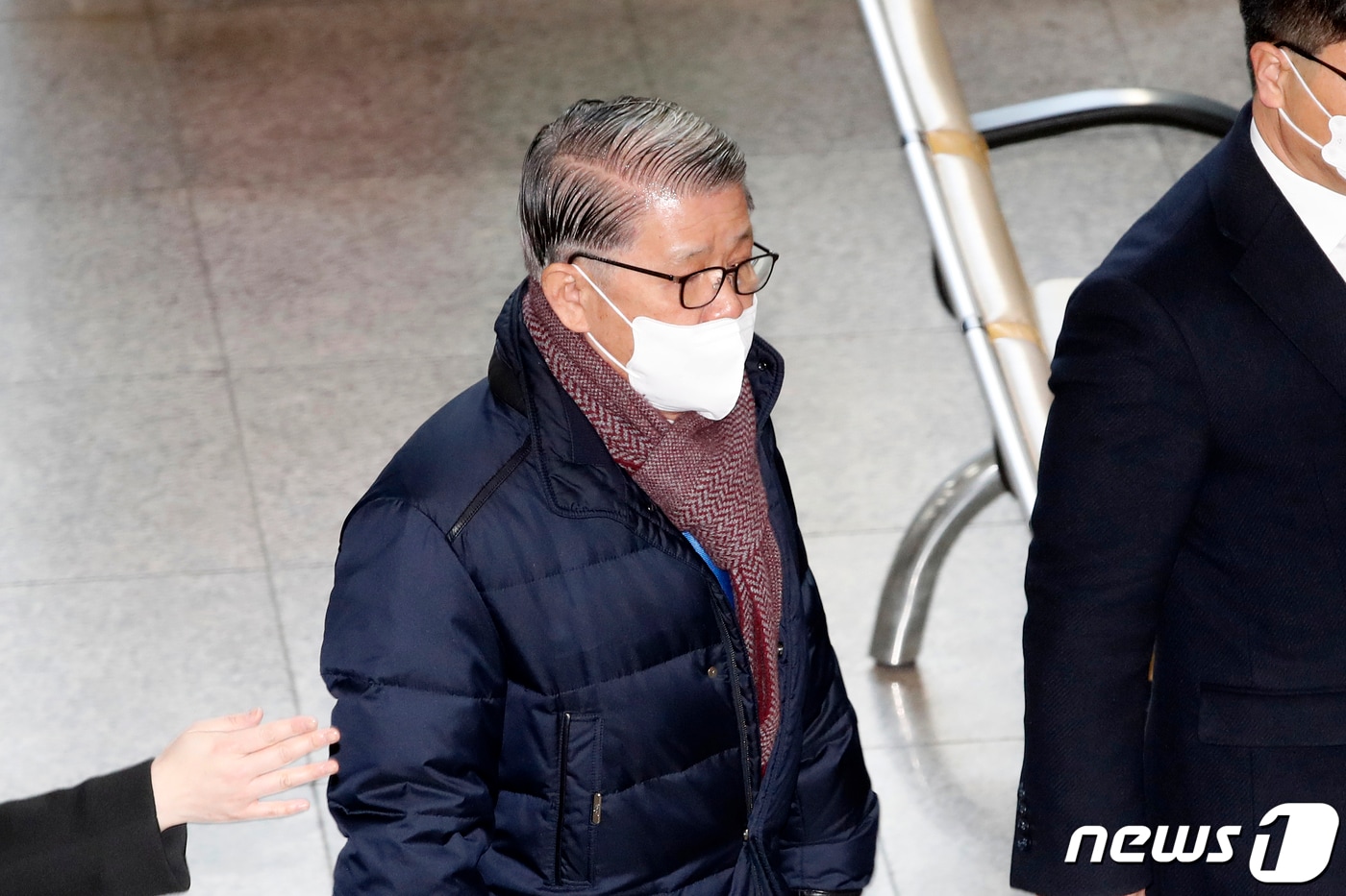 회삿돈 횡령·배임 혐의를 받는 최신원 sk네트웍스 회장이 지난 17일 오전 서울 서초구 서울중앙지방법원에서 열린 구속 전 피의자 심문(영장실질심사)에 출석하고 있다. 2021.2.17/뉴스1 ⓒ News1 이승배 기자