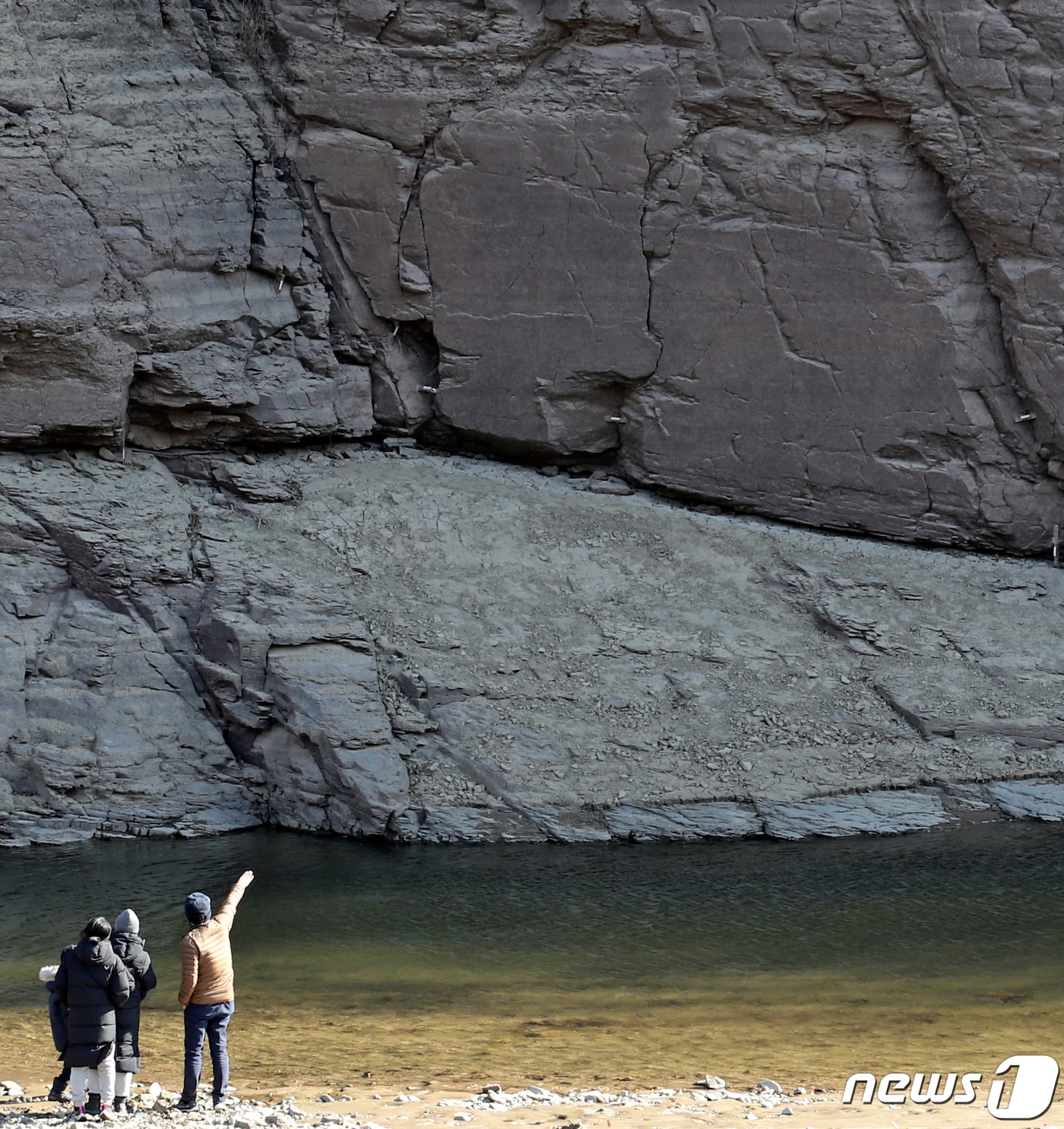 17일 오후 울산시 울주군 언양읍 대곡리에 위치한 국보 제285호 반구대 암각화에서 근접관람을 신청한 관광객들이 암각화를 바라보고 있다. 2021.2.17/뉴스1 ⓒ News1 윤일지 기자