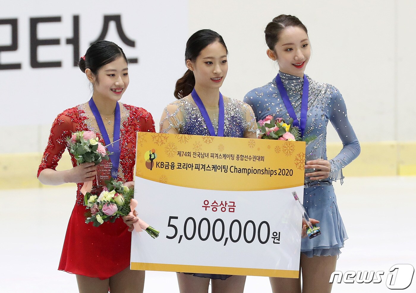 제75회 전국남녀 피겨스케이팅 종합선수권대회 'KB금융 코리아 피겨스케이팅 챔피언십 2021'이 오는 24일부터 26일까지 의정부 실내빙상장에서 개최된다. 사진은 지난해 대회 여자싱글 입상자인 유영(가운데), 이해인(왼쪽), 김예림(오른쪽). ⓒ 뉴스1