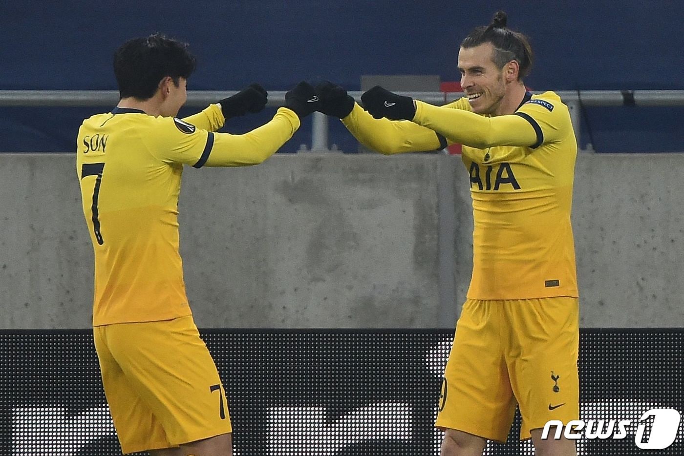 토트넘의 손흥민(왼쪽)이 19일(한국시간) 헝가리 부다페스트의 푸스카스 아레나에서 열린 볼프스베르크(오스트리아)와의 2020-21 유럽축구연맹(UEFA) 32강 1차전에서 득점 후 가레스 베일과 기뻐하고 있다. ⓒ AFP=뉴스1