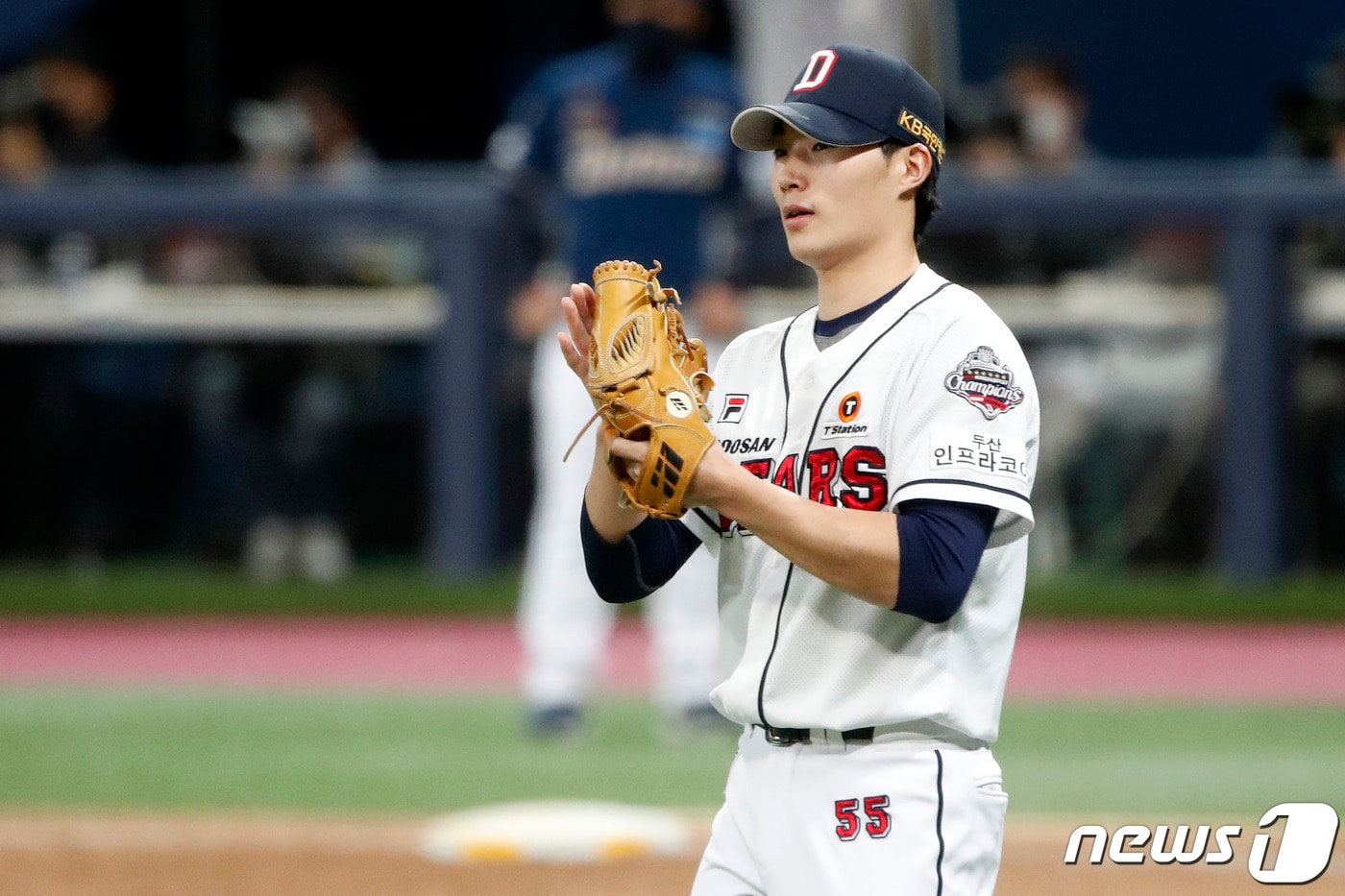 두산 베어스 투수 이승진은 2020년 포스트시즌에서 1세이브 3홀드 평균자책점 3.00을 기록하며 강렬한 인상을 남겼다. ⓒ 뉴스1