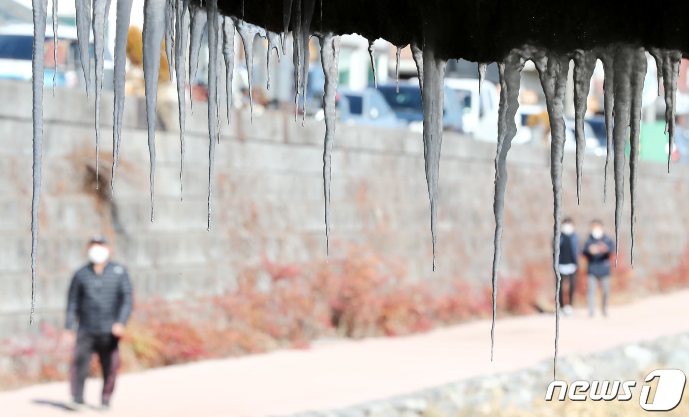 9일 대전·충남은 내륙을 중심으로 아침 기온이 -10도 안팎을 보여 추울 것으로 예보됐다. 충남 공주 선화교에 고드름이 얼어 있다. / 뉴스1 ⓒ News1 김기태 기자