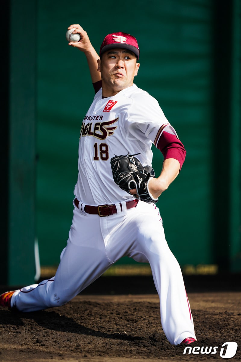 다나카 마사히로는 20일 닛폰햄 파이터스와의 연습경기에서 2이닝 4피안타 1피홈런 2탈삼진 4실점을 기록했다. (라쿠텐 골든이글스 SNS 캡쳐)ⓒ 뉴스1