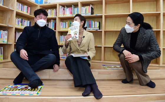 지난 2월 21일 당시 나경원 국민의힘 서울시장 예비후보(가운데)가 서울 노원구 노원어린이도서관을 찾아 이준석 전 최고위원과 책을 보며 다정스럽게 이야기를 나누고 있다. 3개월여가 흐른 뒤 당 대표 자리를 놓고 두 사람은 날선 비판을 주고 받는 등 위태위태한 모습을 연출하고 있다. ⓒ News1 