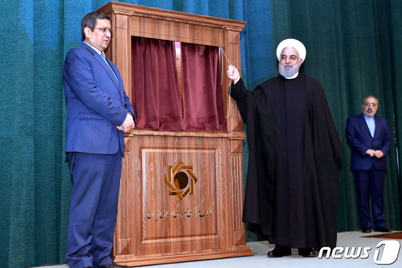 압돌나세르 헴마티 이란중앙은행(CBI) 총재(왼쪽)와 하산 로하니 이란 대통령. ⓒ AFP=뉴스1