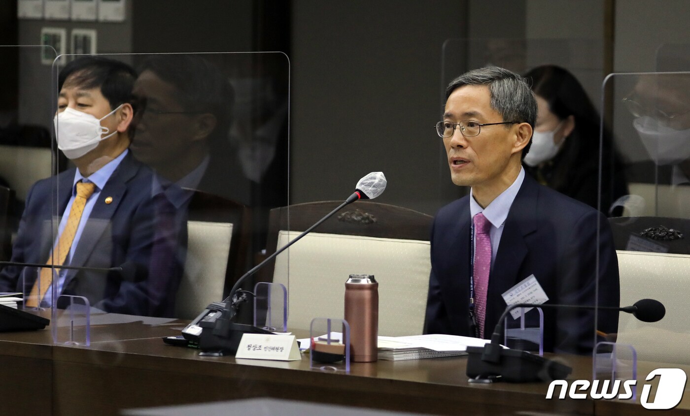 정상조 국가지식재산위원회 민간위원장이 23일 정부세종청사에서 열린 국가지식재산위원회 28차 회의에서 인사말을 하고 있다. 2021.2.23/뉴스1 ⓒ News1 장수영 기자