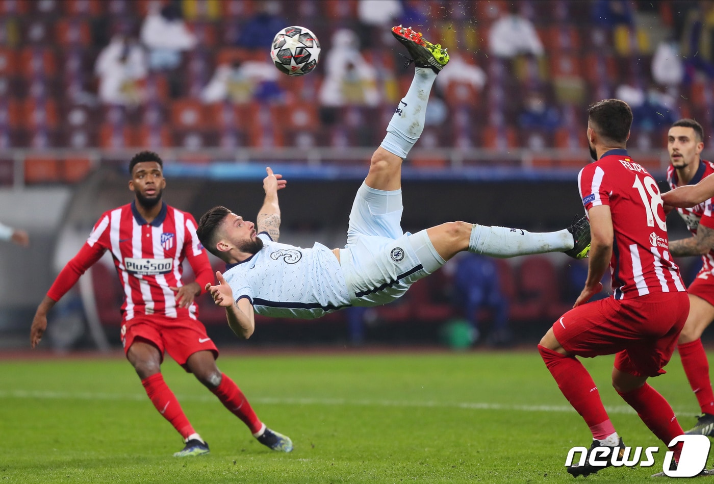 첼시의 올리비에 지루가 UCL 아틀레티코 마드리드전에서 바이시클킥으로 결승골을 넣었다. ⓒ 로이터=뉴스1