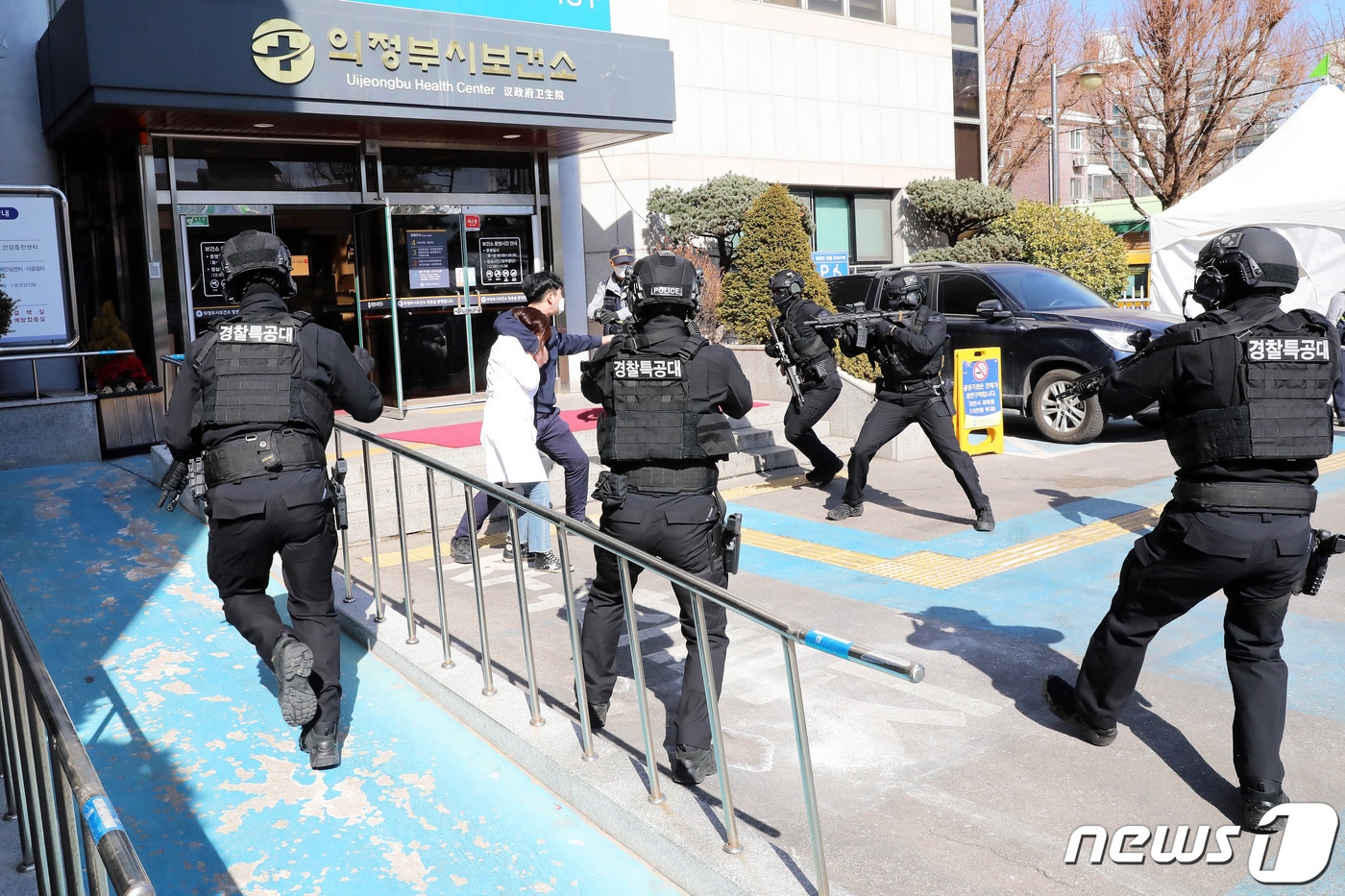 경기북부경찰청 경찰특공대가 의정부시보건소에서 괴한에 의한 백신 탈취 상황을 가정해 훈련하는 모습 ⓒ 뉴스1