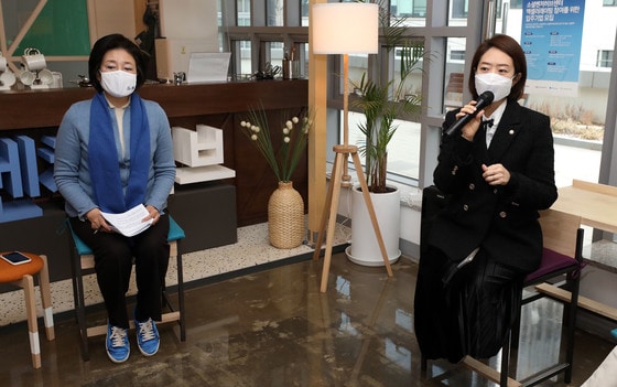 박영선 더불어민주당 서울시장 후보(왼쪽) 대변인을 맡은 고민정 의원. 사진은 지난달 25일 서울 강남구 소셜벤처허브센터 입주사 대표들과 간담회 때 고 의원이 발언하는 모습. ⓒ News1 