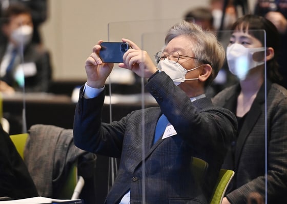 이재명 경기도지사가 ㅈ;ㅣ난 2월 25일 경기도 수원시 영통구 수원컨벤션센터에서 열린 경기도 기본주택 컨퍼런스 개막식에 참석해 행사 장면을 핸드폰으로 촬영을 하고 있다. ⓒ News1 경기사진공동취재단